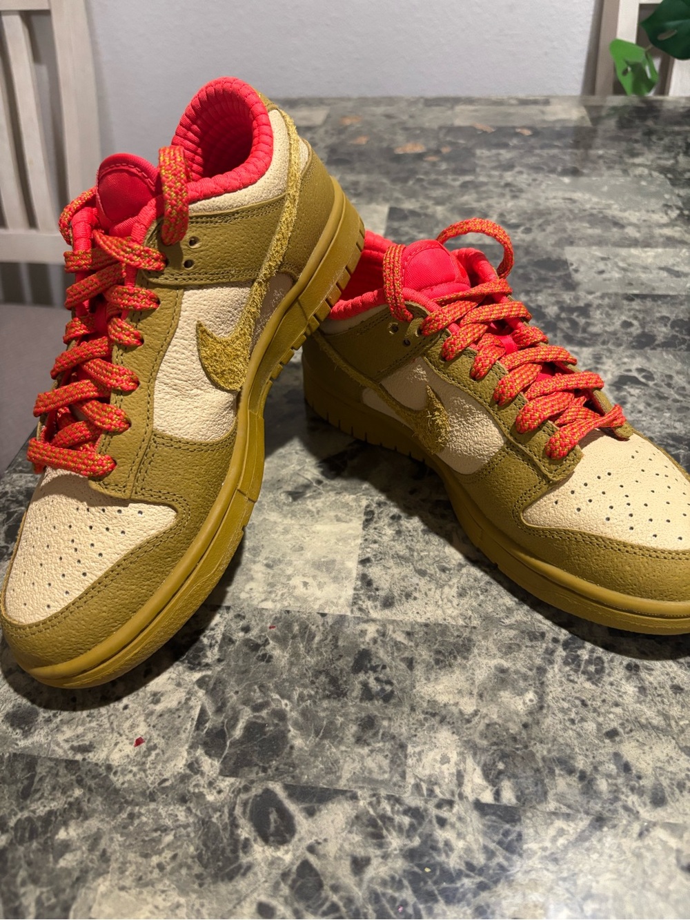 Nike Dunk Low SE  Sesame/Bronzine- Picante Red Size 8